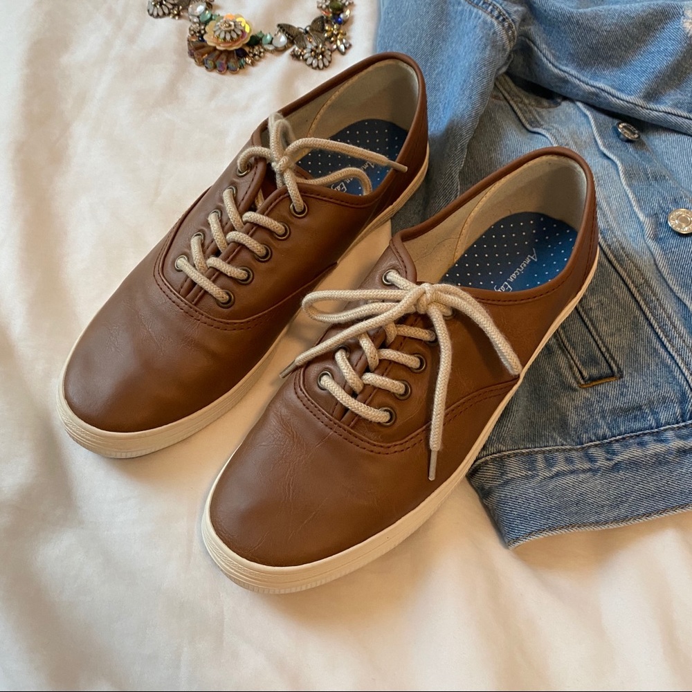 Brown tennis shoes